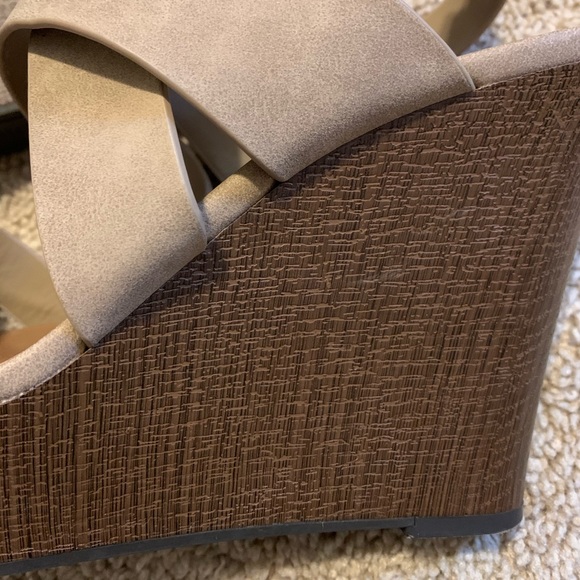 Indigo Rd. Brown suede wedges. - Picture 2 of 6